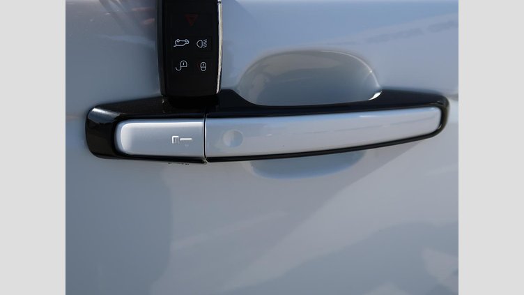 2019 認定中古車 Land Rover Range Rover Sport ユーロンホワイト 3.0リッターTDV6ディーゼル（258 PS） HSE