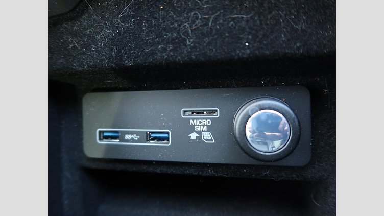 2019 認定中古車 Land Rover Range Rover Sport ユーロンホワイト 3.0リッターTDV6ディーゼル（258 PS） HSE