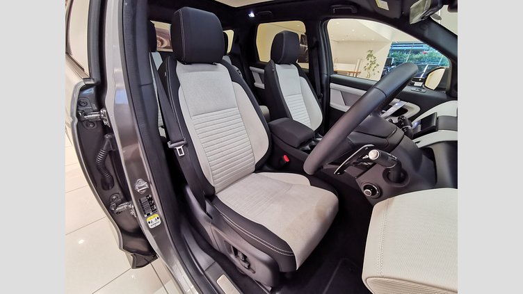 2024 認定中古車 Land Rover Discovery Sport シリコンシルバー D200マイルドハイブリッド（ディーゼル） 標準ホイール DYNAMIC SE
