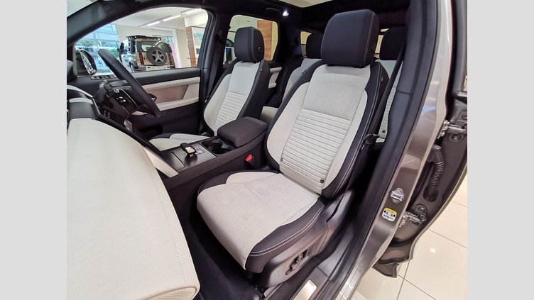 2024 認定中古車 Land Rover Discovery Sport シリコンシルバー D200マイルドハイブリッド（ディーゼル） 標準ホイール DYNAMIC SE