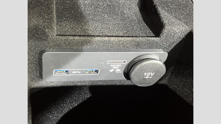 2020 認定中古車 Jaguar F-Pace Yulong White 2.0 litre i4D Diesel チェッカーフラッグエディション