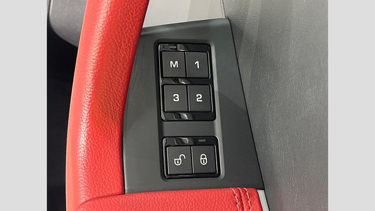 2020 認定中古車 Jaguar F-Pace Yulong White 2.0 litre i4D Diesel チェッカーフラッグエディション