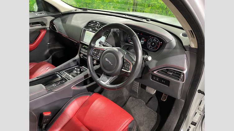 2020 認定中古車 Jaguar F-Pace Yulong White 2.0 litre i4D Diesel チェッカーフラッグエディション