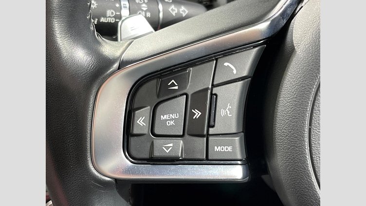 2020 認定中古車 Jaguar F-Pace Yulong White 2.0 litre i4D Diesel チェッカーフラッグエディション