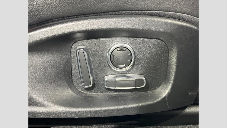 2020 認定中古車 Jaguar F-Pace Yulong White 2.0 litre i4D Diesel チェッカーフラッグエディション