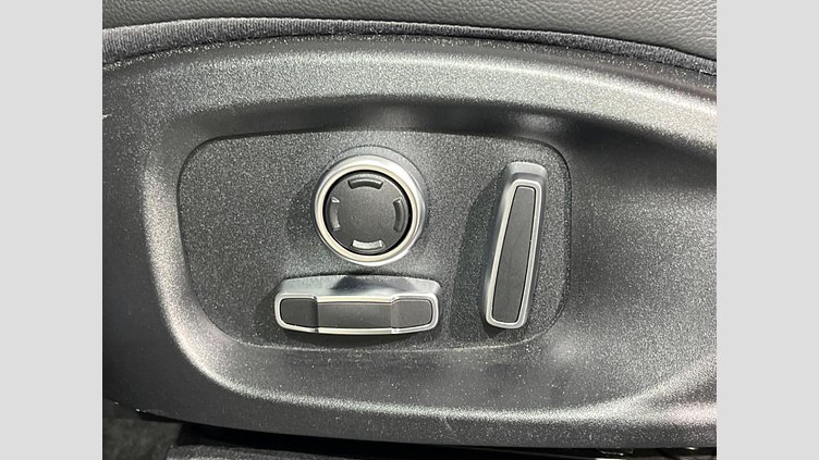 2020 認定中古車 Jaguar F-Pace Yulong White 2.0 litre i4D Diesel チェッカーフラッグエディション