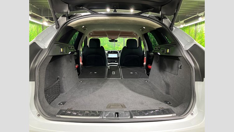 2020 認定中古車 Jaguar F-Pace Yulong White 2.0 litre i4D Diesel チェッカーフラッグエディション