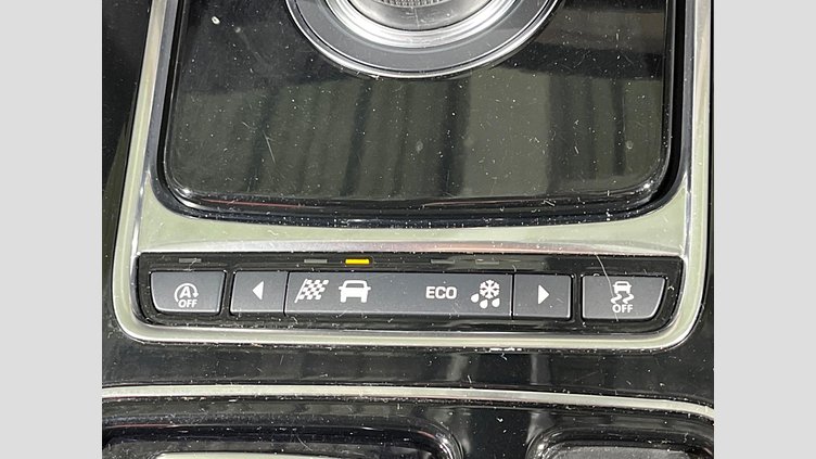 2020 認定中古車 Jaguar F-Pace Yulong White 2.0 litre i4D Diesel チェッカーフラッグエディション