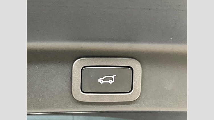 2020 認定中古車 Jaguar F-Pace Yulong White 2.0 litre i4D Diesel チェッカーフラッグエディション