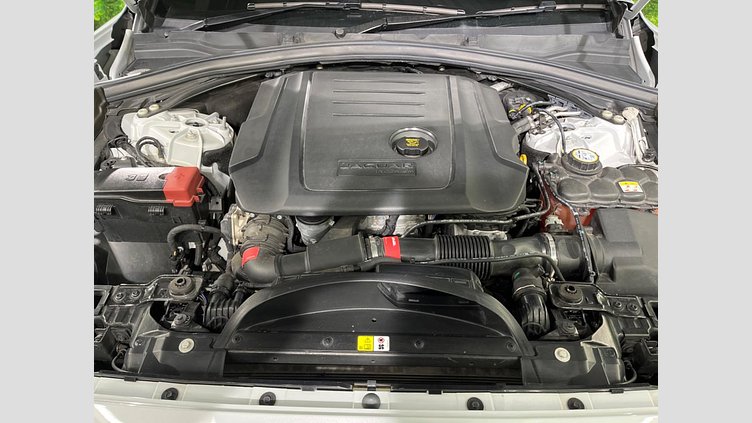 2020 認定中古車 Jaguar F-Pace Yulong White 2.0 litre i4D Diesel チェッカーフラッグエディション