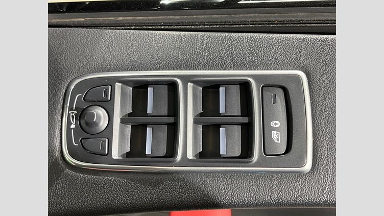 2020 認定中古車 Jaguar F-Pace Yulong White 2.0 litre i4D Diesel チェッカーフラッグエディション