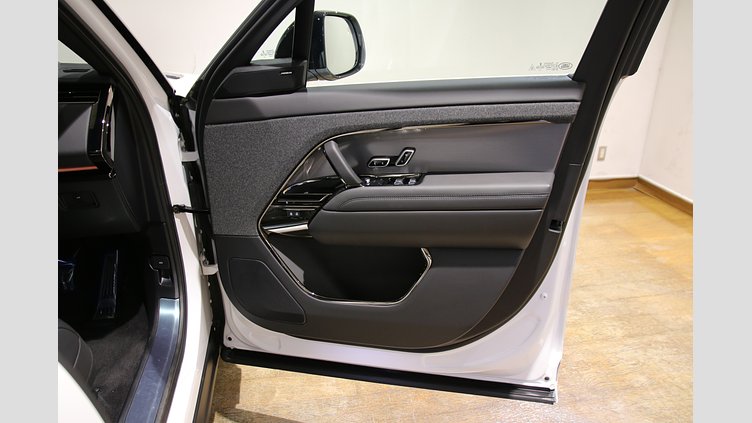 2023 認定中古車 Land Rover Range Rover Sport フジホワイト 3.0リッター6気筒300PSターボチャージドディーゼルMHEV（オートマチック） DYNAMIC SE