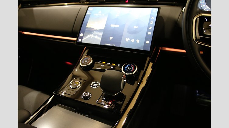 2023 認定中古車 Land Rover Range Rover Sport フジホワイト 3.0リッター6気筒300PSターボチャージドディーゼルMHEV（オートマチック） DYNAMIC SE