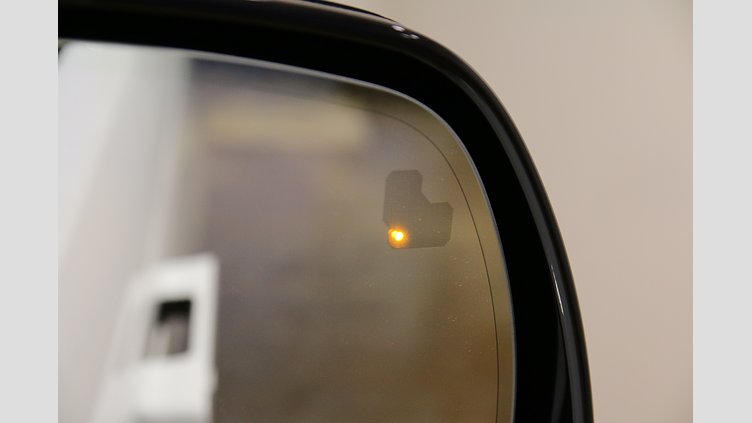 2023 認定中古車 Land Rover Range Rover Sport フジホワイト 3.0リッター6気筒300PSターボチャージドディーゼルMHEV（オートマチック） DYNAMIC SE