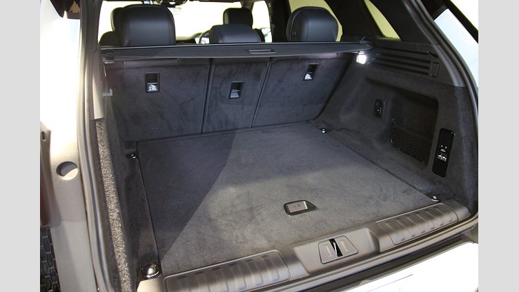 2023 認定中古車 Land Rover Range Rover Sport フジホワイト 3.0リッター6気筒300PSターボチャージドディーゼルMHEV（オートマチック） DYNAMIC SE