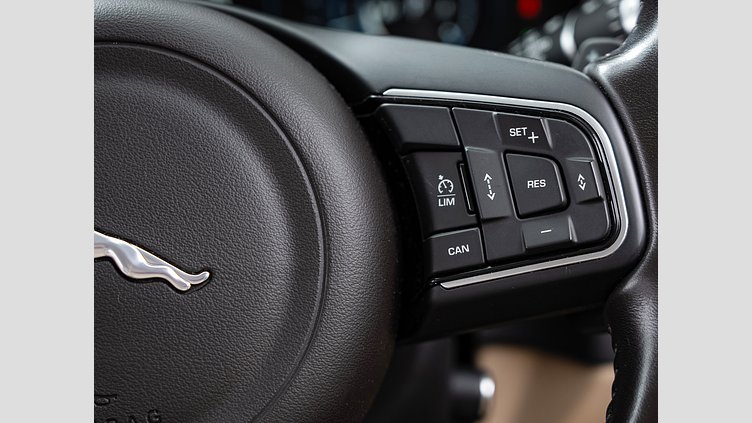 2016 認定中古車 Jaguar XF Fuji White 2.0diesel プレステージ