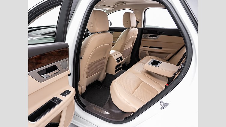 2016 認定中古車 Jaguar XF Fuji White 2.0diesel プレステージ