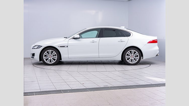 2016 認定中古車 Jaguar XF Fuji White 2.0diesel プレステージ