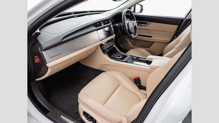 2016 認定中古車 Jaguar XF Fuji White 2.0diesel プレステージ