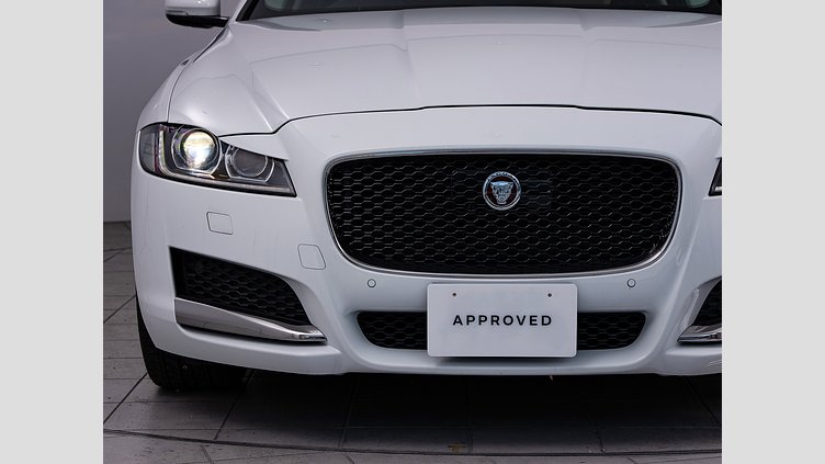 2016 認定中古車 Jaguar XF Fuji White 2.0diesel プレステージ