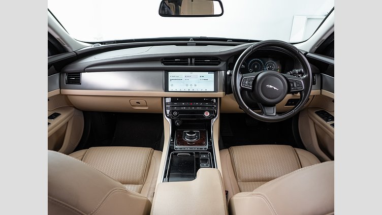2016 認定中古車 Jaguar XF Fuji White 2.0diesel プレステージ