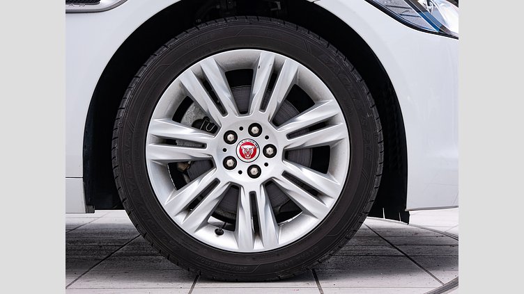 2016 認定中古車 Jaguar XF Fuji White 2.0diesel プレステージ