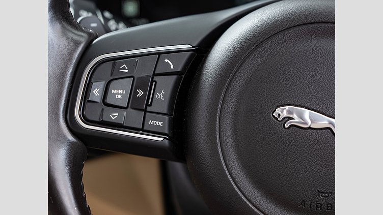 2016 認定中古車 Jaguar XF Fuji White 2.0diesel プレステージ