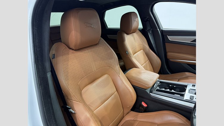 2021 認定中古車 Jaguar XF ユーロンホワイト P300 AWD（オートマチック） R-DYNAMIC SE P300 AWD