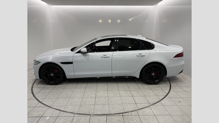 2021 認定中古車 Jaguar XF ユーロンホワイト P300 AWD（オートマチック） R-DYNAMIC SE P300 AWD