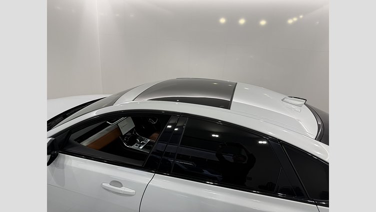 2021 認定中古車 Jaguar XF ユーロンホワイト P300 AWD（オートマチック） R-DYNAMIC SE P300 AWD