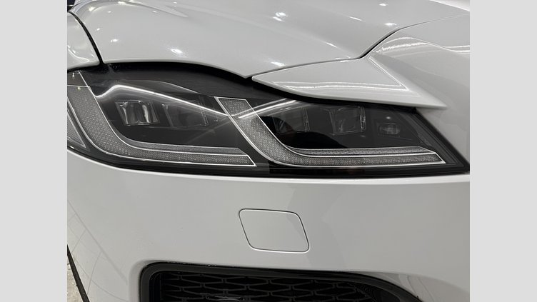 2021 認定中古車 Jaguar XF ユーロンホワイト P300 AWD（オートマチック） R-DYNAMIC SE P300 AWD