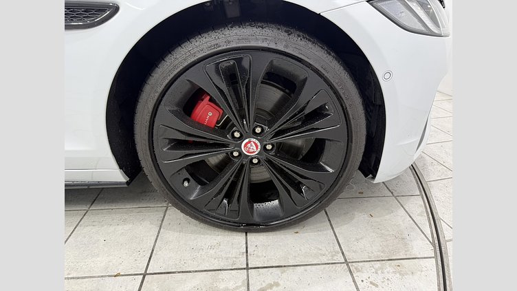 2021 認定中古車 Jaguar XF ユーロンホワイト P300 AWD（オートマチック） R-DYNAMIC SE P300 AWD