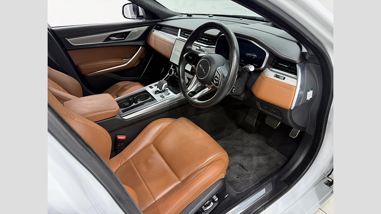 2021 認定中古車 Jaguar XF ユーロンホワイト P300 AWD（オートマチック） R-DYNAMIC SE P300 AWD