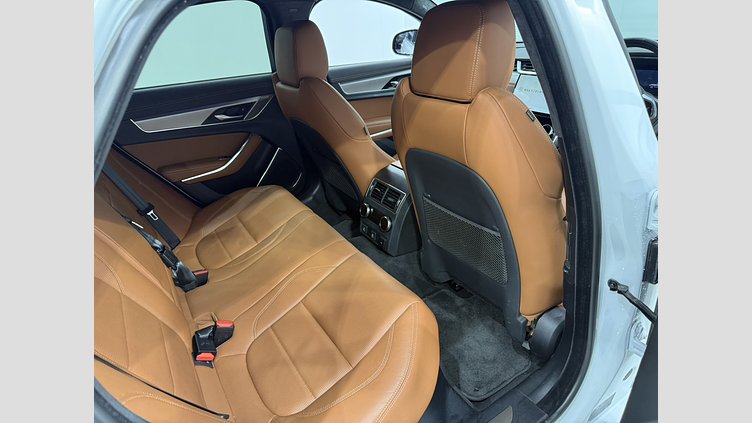 2021 認定中古車 Jaguar XF ユーロンホワイト P300 AWD（オートマチック） R-DYNAMIC SE P300 AWD