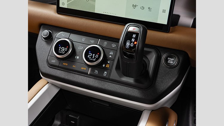 2024 認定中古車 Land Rover Defender 130 カルパチアングレイ D350 ディーゼルマイルドハイブリッド X-Dynamic SE