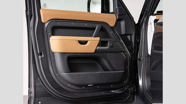 2024 認定中古車 Land Rover Defender 130 カルパチアングレイ D350 ディーゼルマイルドハイブリッド X-Dynamic SE