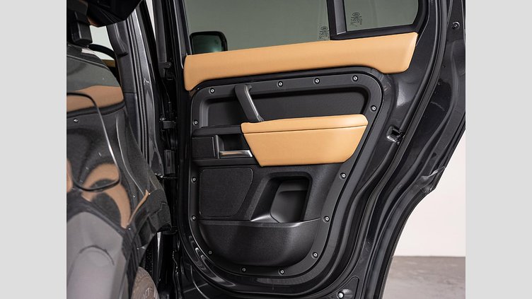 2024 認定中古車 Land Rover Defender 130 カルパチアングレイ D350 ディーゼルマイルドハイブリッド X-Dynamic SE