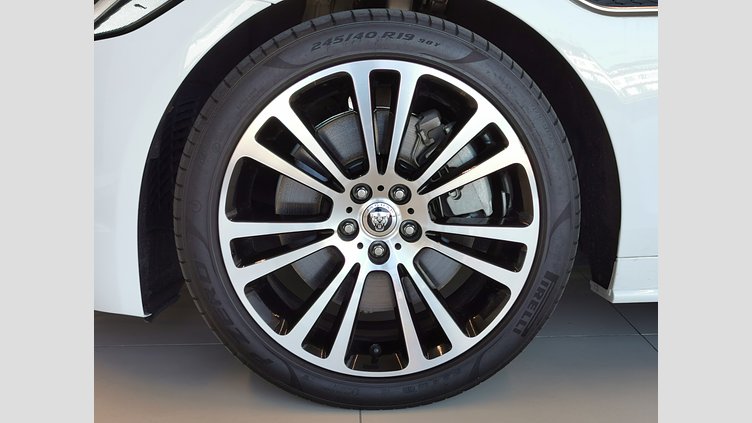 2023 認定中古車 Jaguar XF フジホワイト P250 RWD （オートマチック） SALOON R-DYNAMIC SE