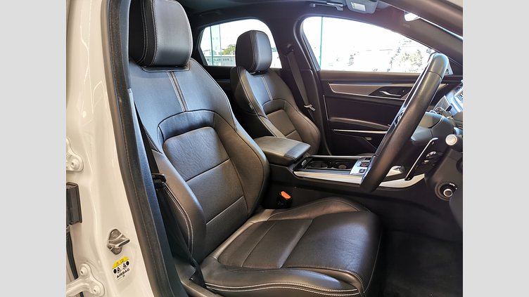 2023 認定中古車 Jaguar XF フジホワイト P250 RWD （オートマチック） SALOON R-DYNAMIC SE