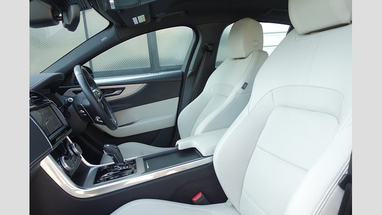 2023 認定中古車 Jaguar XE サントリーニブラック インジニウム2.0リッター4気筒204PSターボチャージドディーゼルエンジン MHEV（オートマチック） AWD 4 door Saloon R-DYNAMIC S