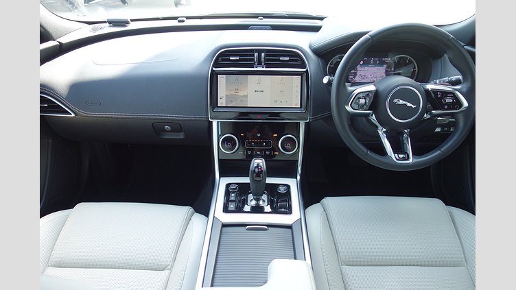 2023 認定中古車 Jaguar XE サントリーニブラック インジニウム2.0リッター4気筒204PSターボチャージドディーゼルエンジン MHEV（オートマチック） AWD 4 door Saloon R-DYNAMIC S