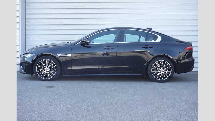 2023 認定中古車 Jaguar XE サントリーニブラック インジニウム2.0リッター4気筒204PSターボチャージドディーゼルエンジン MHEV（オートマチック） AWD 4 door Saloon R-DYNAMIC S