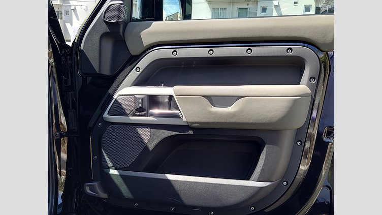 2023 認定中古車 Land Rover Defender 110 サントリーニブラック P300 AWD（AT） XS EDITION