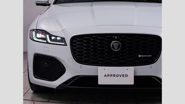 2021 認定中古車 Jaguar XF ユーロンホワイト P300 AWD（オートマチック） R-DYNAMIC SE P300 AWD