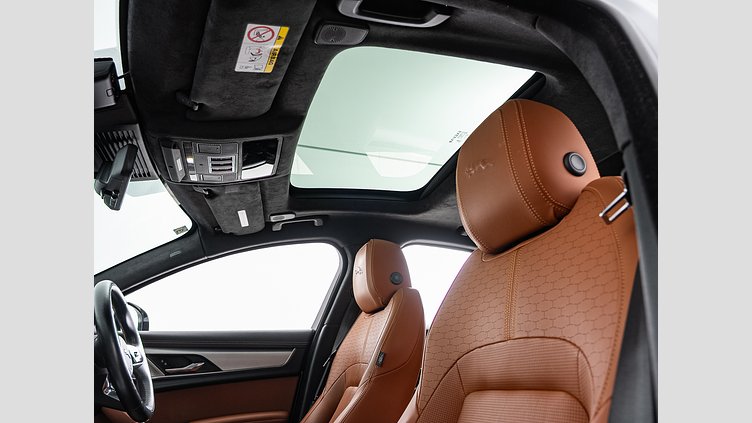 2021 認定中古車 Jaguar XF ユーロンホワイト P300 AWD（オートマチック） R-DYNAMIC SE P300 AWD