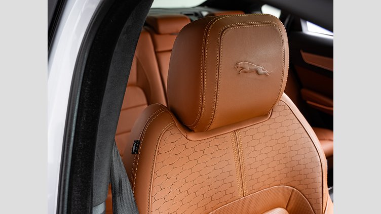 2021 認定中古車 Jaguar XF ユーロンホワイト P300 AWD（オートマチック） R-DYNAMIC SE P300 AWD