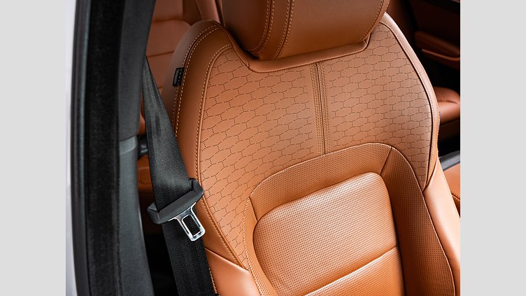 2021 認定中古車 Jaguar XF ユーロンホワイト P300 AWD（オートマチック） R-DYNAMIC SE P300 AWD