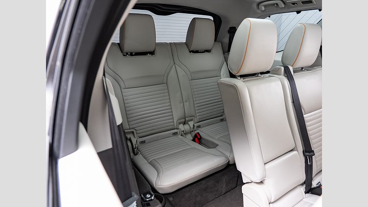 2017 認定中古車 Land Rover Discovery Santorini Black 3.0 litre V6 Supercharged Petrol HSE　7人乗り
