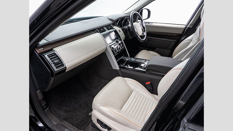 2017 認定中古車 Land Rover Discovery Santorini Black 3.0 litre V6 Supercharged Petrol HSE　7人乗り