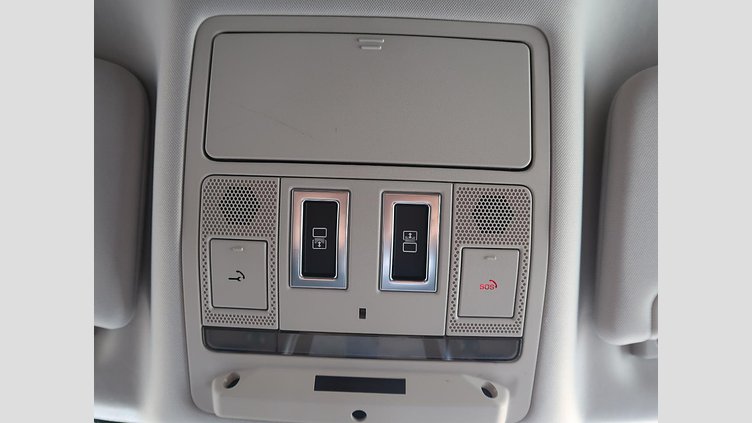 2018 認定中古車 Land Rover Discovery Fuji White 3.0 V6 Dsl Mono Turbo Std Flow ゴーアウトエディション